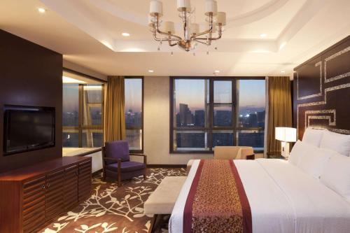 Un ou plusieurs lits dans un hébergement de l'établissement DoubleTree by Hilton Shenyang