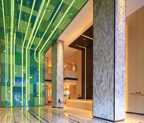 a lobby with columns and ceilings in a building at Hilton Garden Inn Xi'an High-Tech Zone in Xi'an
