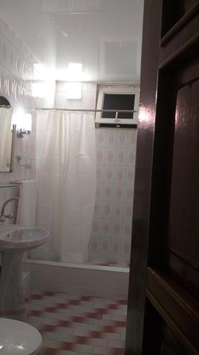 ein Bad mit einer Dusche, einem Waschbecken und einem WC in der Unterkunft poti apartment in Poti