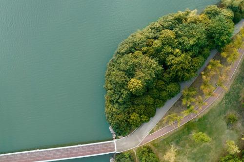 uma vista superior de uma estrada ao lado de uma massa de água em Hilton Suzhou Yinshan Lake em Suzhou