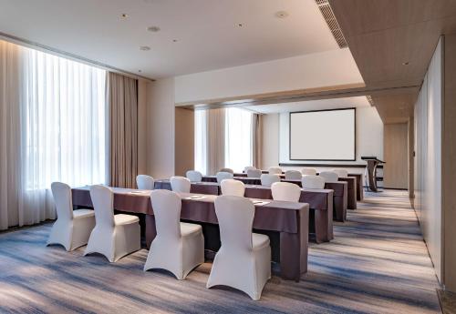 a conference room with a long table and chairs at Hilton Garden Inn Shenzhen World Exhibition & Convention Center in Shenzhen