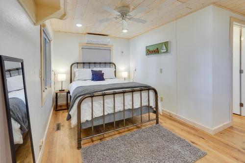 um quarto com uma cama e uma ventoinha de tecto em Waterfront Spirit Lake Vacation Rental with Dock! em Spirit Lake