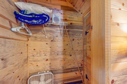 a log cabin with a rock climbing wall at Great Smoky Hideout in Gatlinburg
