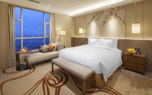 Cama o camas de una habitación en DoubleTree by Hilton Hotel Qingdao-Jimo Ancient City