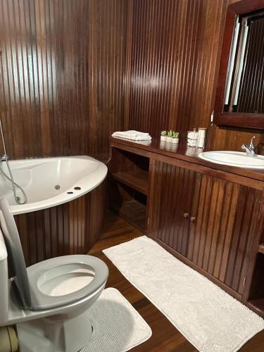a bathroom with a toilet and a tub and a sink at Villa REYDISIA in Saint-Laurent du Maroni