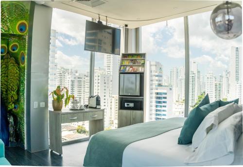 1 dormitorio con cama y ventana grande en Hotel Zi One Luxury, en Cartagena de Indias