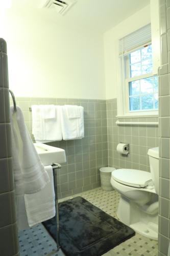 ein Badezimmer mit einem weißen WC und einem Waschbecken in der Unterkunft Duke Forest Gem! 3br, Sleeps 7 in Durham