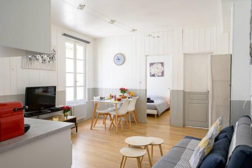 un salon avec un canapé et une table dans l'établissement Au cœur de St Martin: Le Bucheron, à Saint-Martin-de-Ré