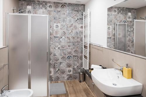 W łazience znajduje się umywalka i lustro. w obiekcie Borgo Fe' w mieście Fermo