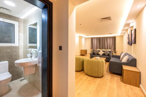 2 viste su un bagno e un soggiorno di Saray Musheireb Hotel and Suites a Doha