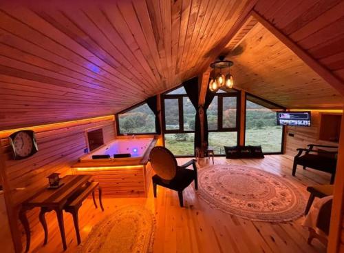 Zimmer in einer Hütte mit Holzdecke in der Unterkunft Meydan Şelale Apart in Çamlıhemşin