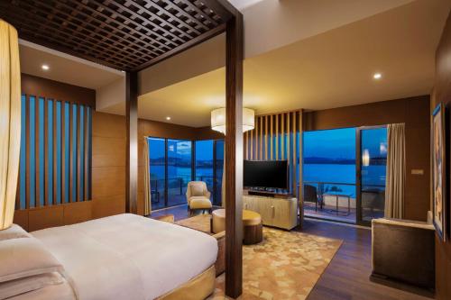 Postel nebo postele na pokoji v ubytování Hilton Wuhan Optics Valley