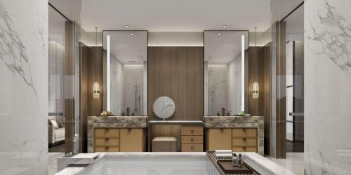 uma casa de banho com 2 lavatórios e um espelho grande em Doubletree By Hilton Xian Fengdong em Xi'an