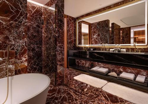 Koupelna v ubytování Waldorf Astoria Xiamen