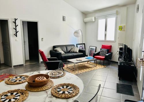 un salon avec un canapé et une table dans l'établissement Correspondances la Colette Pont Du Gard, à Fournès