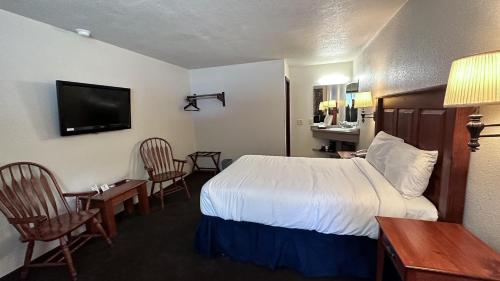 a hotel room with a bed and a table and chairs at The Shelby Inn in Shelbyville