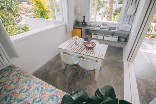 mały stół i 2 krzesła w pokoju z oknem w obiekcie Cactus Lodge Pipa w mieście Pipa