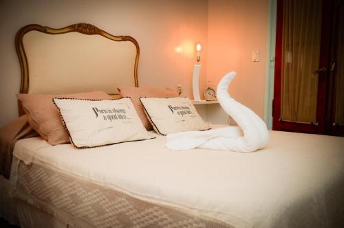 un letto con cigno realizzato con cuscini di Hotel Boutique Bed and Office a Coronel Suárez