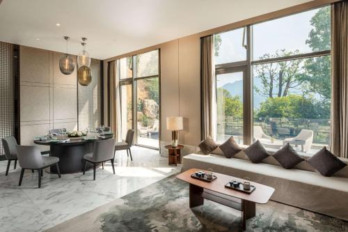 Ruang duduk di Conrad Hangzhou Tonglu
