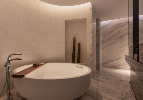 Bilik mandi di Conrad Hangzhou Tonglu