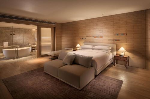 Katil atau katil-katil dalam bilik di Conrad Hangzhou Tonglu
