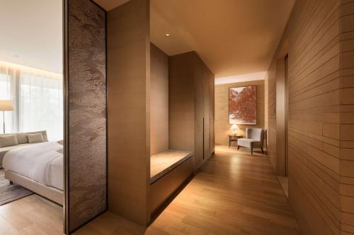 Katil atau katil-katil dalam bilik di Conrad Hangzhou Tonglu