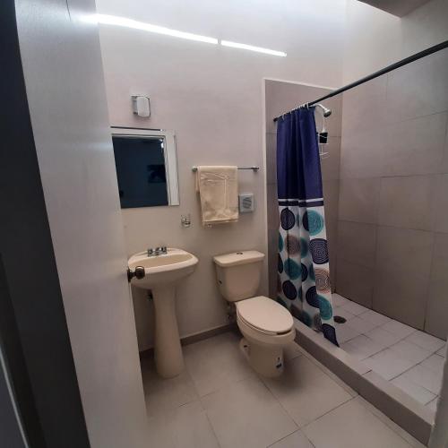 y baño con aseo, lavabo y ducha. en Hospedaje en Salamanca Residencial en Hermosillo