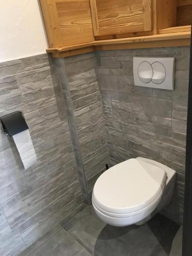 une salle de bain avec des toilettes blanches dans une chambre dans l'établissement Les Piroulards, à Dompierre-les-Tilleuls