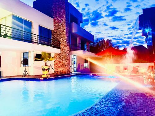 une piscine en face d'un bâtiment dans l'établissement Villa campestre Casa Blanca Full House, à Agua de Dios