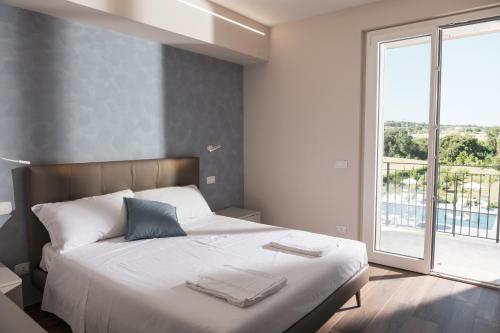 費爾莫的住宿－Borgo Fe'，一间卧室设有一张大床和一个大窗户