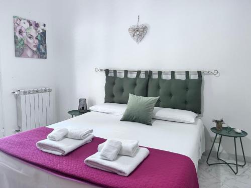 sypialnia z dużym białym łóżkiem z ręcznikami w obiekcie Appartamento il sole 2 piano w mieście Realmonte