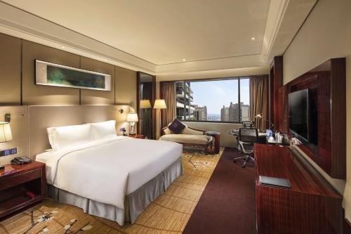 Una cama o camas en una habitación de Hilton Foshan - Free Shuttle Bus to Canton Fair