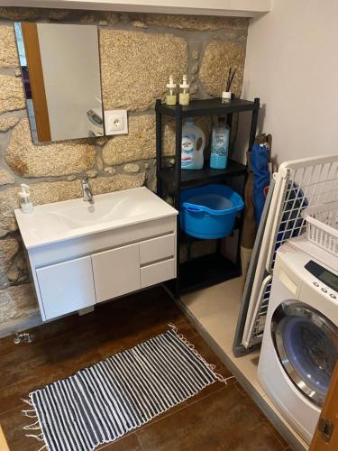 ein Badezimmer mit Waschbecken und Waschmaschine in der Unterkunft Angeiras Beach House - Porto - Villa by the Sea in Lavra