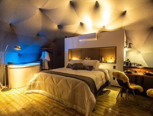 1 dormitorio con 1 cama en una habitación con luces azules en Kairos Glamping - Rancho Queimado - SC, en Rancho Queimado
