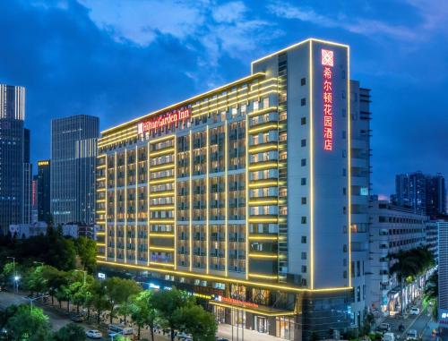 uma representação da torre de hotel internacional à noite em Hilton Garden Inn Shenzhen Nanshan Avenue em Shenzhen
