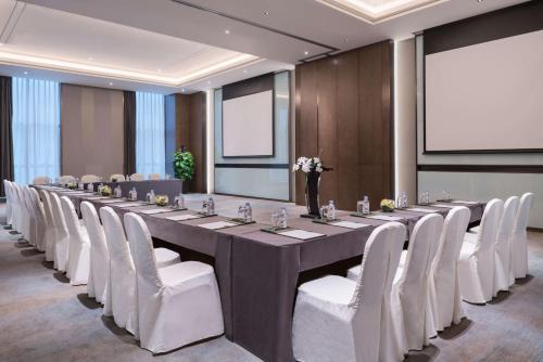 DoubleTree by Hilton Hotel Shiyanにあるビジネスエリアまたは会議室