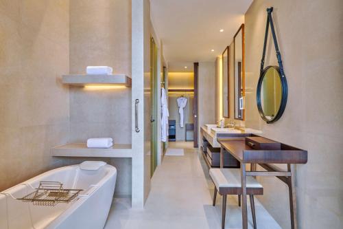 ein Badezimmer mit einer Badewanne, einem Waschbecken und einer Badewanne in der Unterkunft Lushan West Sea Resort, Curio Collection by Hilton in Jiujiang