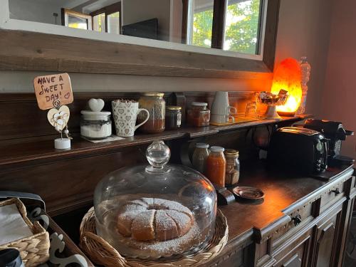 a counter with a glass dome with a bread in it at Agriturismo Podere Orzale Hospitality & Quarter Horses in Usigliano