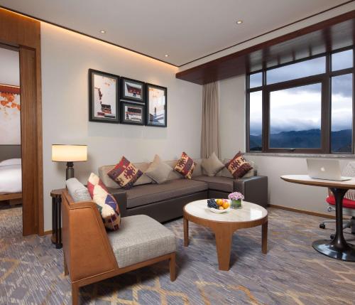 ein Wohnzimmer mit einem Sofa und einem Tisch in der Unterkunft Hilton Garden Inn Shangri-La in Shangri-La