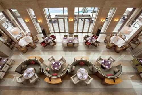 En restaurant eller et andet spisested på Hilton Hangzhou Qiandao Lake Resort