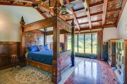 um quarto com uma cama de dossel num quarto em Missouri Castle with Private Lake, Pool and 100 Acres! em Avon