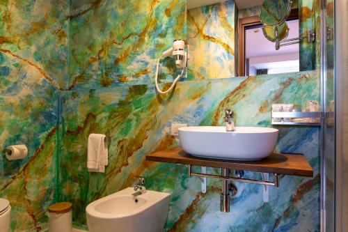 ein Bad mit einem Waschbecken und einem WC in der Unterkunft Villa Cesi Resort & Spa in Impruneta