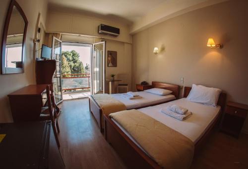 Un pat sau paturi într-o cameră la Hotel King Pyrros