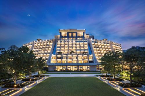 un gran edificio con césped delante en Hilton Shenzhen Shekou Nanhai, en Shenzhen