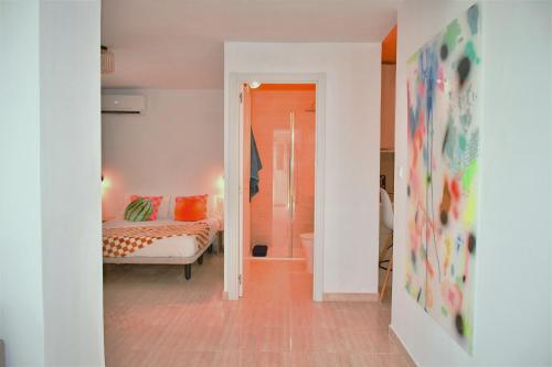 Habitación con 1 dormitorio con cama y ducha. en Kiwidestiny Alicante, en San Juan de Alicante