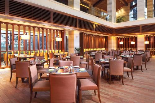 Un restaurante o sitio para comer en DoubleTree By Hilton Jiaxing