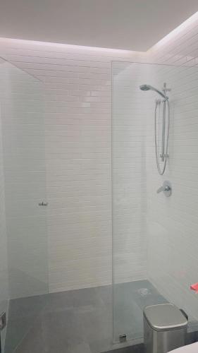 a bathroom with a glass shower with a toilet at Apartamento Nuevo Polanco in Mexico City