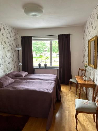 a bedroom with a large bed and a window at Pråmkanalens Pensionat i Karlstad in Karlstad
