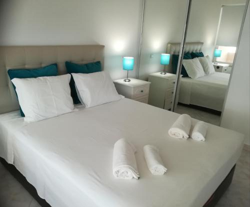 ヴィラモウラにあるSuites, Vilamouraのベッドルーム1室(大きな白いベッド1台、タオル付)