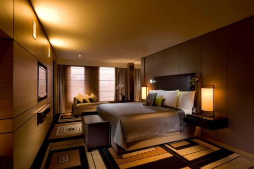 Un ou plusieurs lits dans un hébergement de l'établissement Hilton Beijing Wangfujing